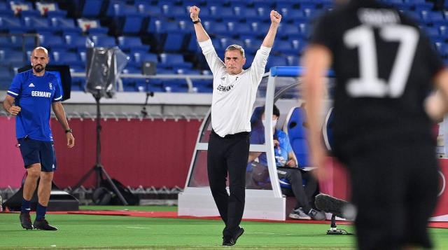 德国国奥10打11险胜仍不足喜，队长克鲁泽求婚添喜